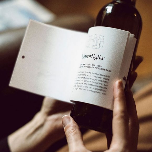 wine-bottle-reading-book-labels-librottiglia-5